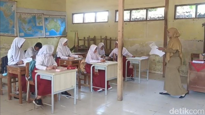 Kegiatan belajar di salah satu SD di Brebes.