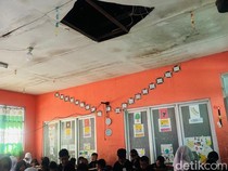 Belajar di Bawah Bayang Atap Ambruk SDN Cadasleeur Bogor