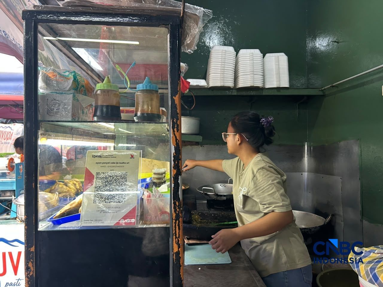 Kondisi tempat makan kaki 5 di perkantoran wilayah Tendean masih relatif ramai dan bergantung dengan karyawan, Kamis (16/7/2026). (CNBC Indonesia/Elga Nurmutia)