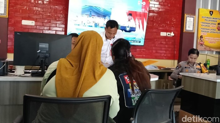 Korban didampingi orang tuanya melaporkan suaminya ke polisi