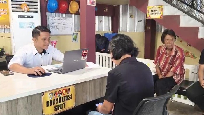 Korban ditemani istrinya saat melapor ke Polrestabes Palembang