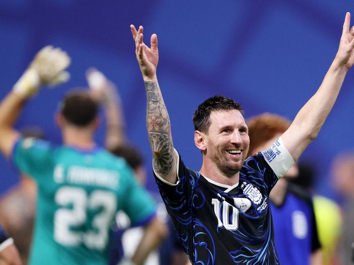 Soccer Football - FIFA World Cup 2026 - Semi Final - England v Argentina - Atlanta Stadium, Atlanta, Georgia, U.S. - July 15, 2026 Argentinas Enzo Fernandez celebrates scoring their first goal with Lionel Messi REUTERS/Carlos Barria     TPX IMAGES O
