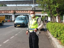 Truk Molen Nyangkut di Kolong Jembatan Matraman, Sudah Dievakuasi