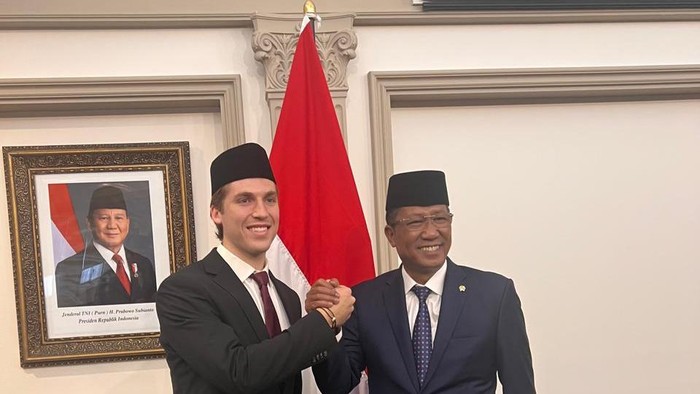 Luke Anthony Vickery resmi menjadi Warga Negara Indonesia (WNI). Pesepakbola yang kini memperkuat klub Australia, Macarthur FC, itu mengucapkan sumpah kewarganegaraan di Konsulat Jenderal Republik Indonesia (KJRI) Sydney, Kamis (16/7/2026).