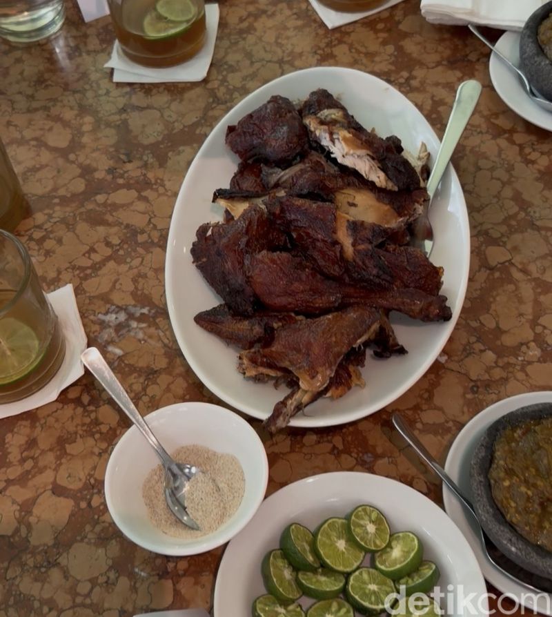 Makan-makan di BINhouse Rumah Obin Tukang Kain Makan-makan di BINhouse Rumah Obin Tukang Kain