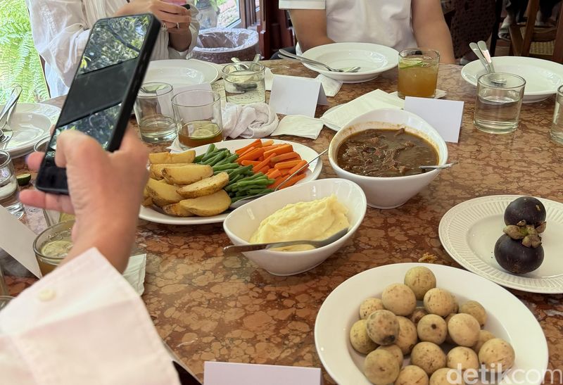 Makan-makan di BINhouse Rumah Obin Tukang Kain Makan-makan di BINhouse Rumah Obin Tukang Kain