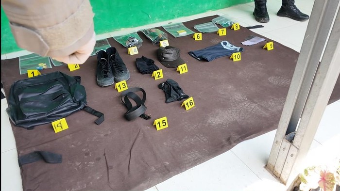 Barang bukti yang disita dari lokasi ledakan bom rakitan di MAN 3 Padang.