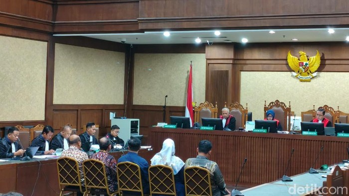 Mantan Wakil Ketua Ombudsman, Bobby Hamzar Rafinus, menyebutkan mantan Ketua Ombudsman RI, Hery Susanto, mempunyai sikap arogan. Pihak Hery keberatan ke hakim.