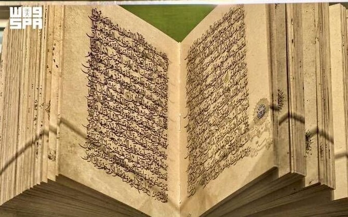 Manuskrip Al-Quran langka berusia 1.000 tahun dipamerkan di Pameran Iqra Masjidil Haram, Makkah.