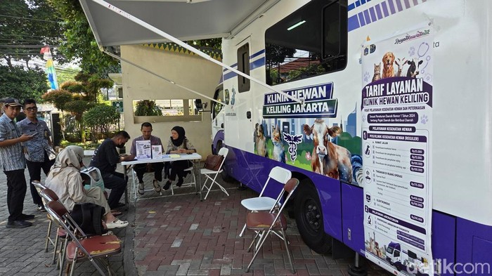 Melihat isi mobil Klinik Hewan Keliling Jakarta Selatan yang tengah beroperasi di Jagakarsa.  (Taufiq/detikcom).