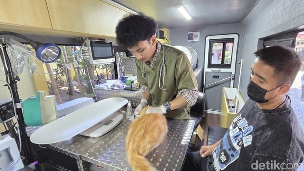 Melihat isi mobil Klinik Hewan Keliling Jakarta Selatan yang tengah beroperasi di Jagakarsa.  (Taufiq/detikcom).