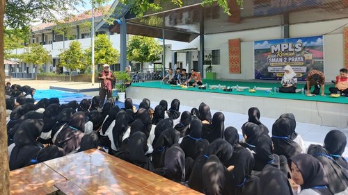 Mendikdasmen Abdul Muti meninjau MPLS di SMAN 2 Praya, Lombok Tengah, Kamis (16/7/2026). Foto: (Edi Suryansyah/detikBali)