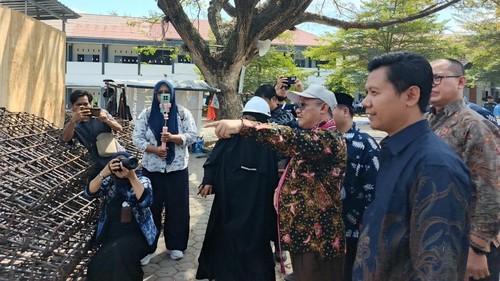 Mendikdasmen, Abdul Muti, saat meninjau proyek revitalisasi lima gedung SMAN 2 Praya, Lombok Tengah, Kamis (16/7/2026) Foto: (Edi Suryansyah/detikBali)