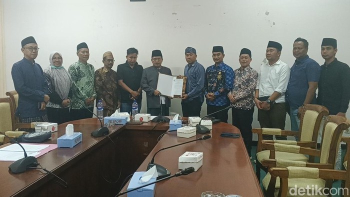 MUI Sampang berkunjung ke DPRD untuk membahas tentang penanganan fenomena pergaulan bebas.