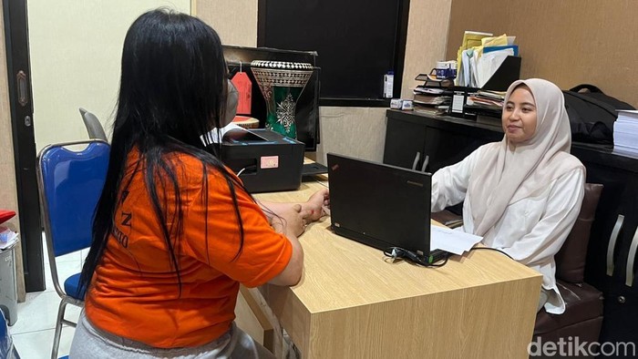 MZ alias Serly (36), korban kekerasan seksual sesama jenis (Lesbi) perempuan inisial DS (33), kini menjadi tersangka penipuan