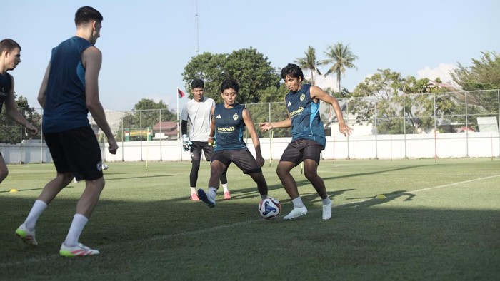 Nenad Lalic ikut latihan perdana PSM Makassar di Stadion Kalegowa.