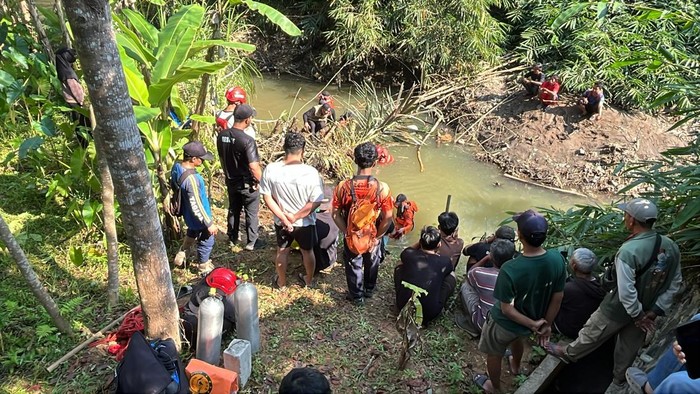 Pencarian dua bocah diduga tenggelam di Irigasi Singomerto, Kalibenda, Sigaluh, Banjarnegara.
