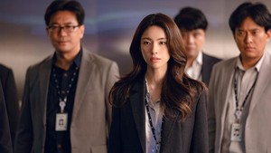 Tapi penonton akan tahu kalau dia dulu dikenal sebagai Go Ji Won, seorang jaksa elit yang disegani. Terdamparnya Go Eun Sae/Go Ji Won di desa tempat Jang Tae Ha tinggal berkaitan dengan salah satu kasus kejahatan yang ditanganinya. (Foto: dok. Netflix)