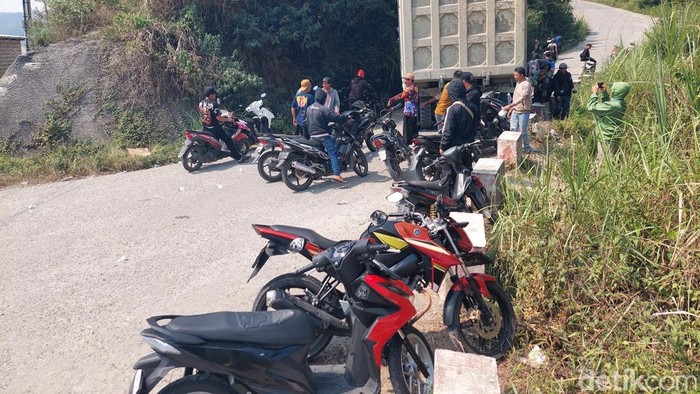 Pekerja Proyek Upper Cisokan blokade jalan menuju area kantor menggunakan truk