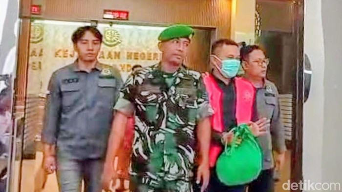 Pelaku korupsi bank saat diperiksa di kejaksaan Situbondo