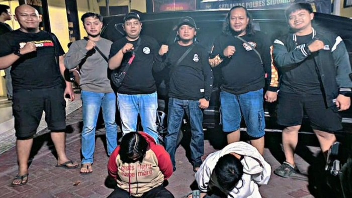 Pelaku pembunuhan Gatot yang dikubur di pekarangan rumah di Nganjuk ternyata anak angkat dan pacarnya. Keduanya diamankan Tim Satreskrim Polres Nganjuk di Sidoarjo.