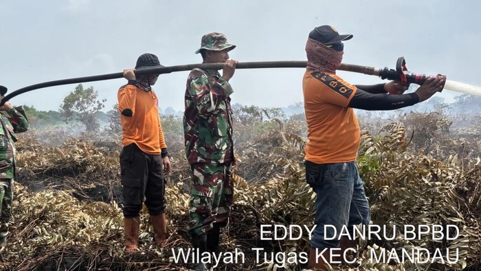 Petugas Satgas Darat saat melakukan pemadaman.