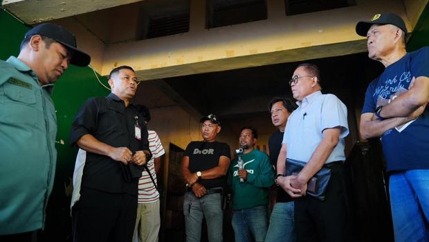 Pemprov Sulsel bersama tim melakukan penertiban di kawasan Stadion Mattoanging secara aturan. Pemprov Sulsel bersama tim melakukan penertiban di kawasan Stadion Mattoanging secara aturan.