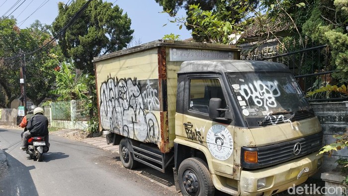 Penampakan mobil boks yang parkir menahun di Jalan Gumuruh Bandung.