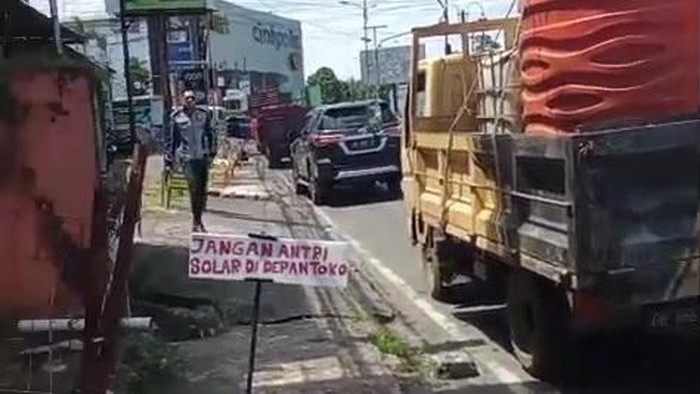 Penertiban mobil antre solar di SPBU Politeknik Manado viral. Dishub dan Satpol PP kempesi ban truk yang parkir di trotoar,