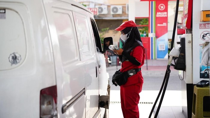 Pengisian BBM di SPBU Palembang