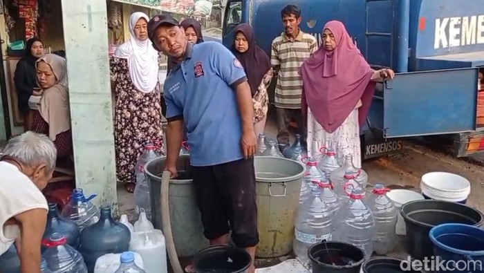 Penyaluran bantuan air bersih untuk warga yang terdampak kekeringan di Tasikmmalaya
