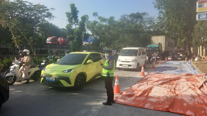 Perbaikan Jalan di depan Kawasan Ruko 1000 Taman Palem Lestari Cengkareng Jakarta Barat, lalin macet