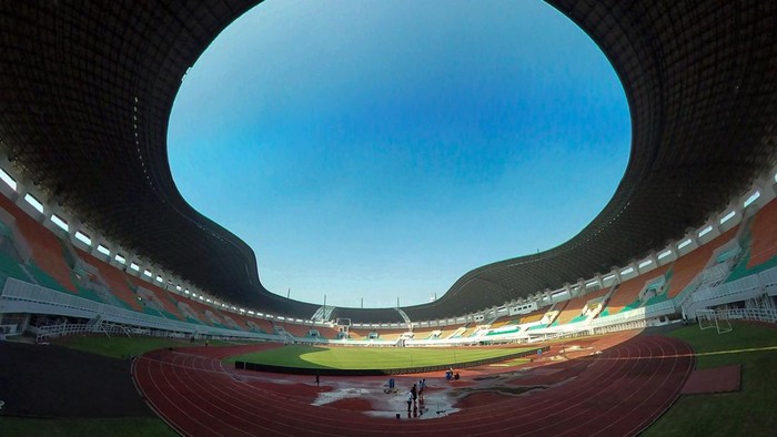 Sejumlah pekerja merenovasi Stadion Gelora Pakansari, di Kabupaten Bogor, Jawa Barat, Kamis (16/7/2026). Pemerintah Kabupaten Bogor menyiapkan anggaran delapan miliar rupiah untuk merenovasi Stadion Gelora Pakansari jelang Piala AFF 2026 antara Timnas Indonesia vs Kamboja pada 27 Juli 2026 dan Indonesia vs Vietnam pada 3 Agustus 2026, dimana renovasi difokuskan pada perbaikan atap, pembenahan kualitas rumput lapangan, jogging track, taman, hingga masalah saluran toilet. ANTARA FOTO/Yulius Satria Wijaya/YU