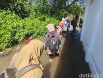 Kisah Guru di Pesisir Sidoarjo Tetap Mengajar Saat SD Terendam Banjir Rob