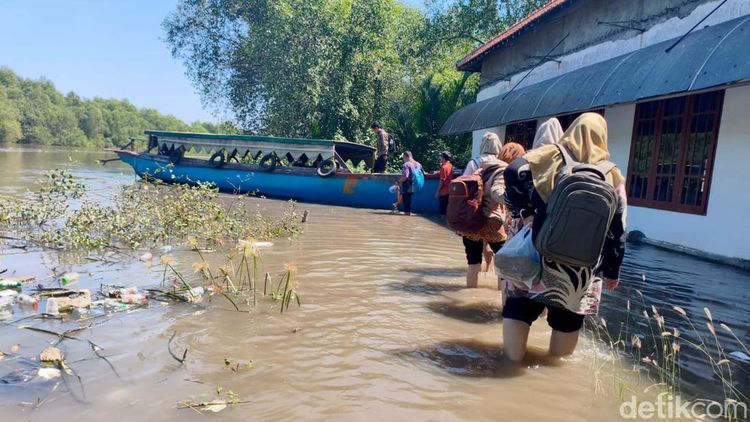 Potret Perjuangan Guru di Pesisir Sidoarjo Saat Banjir Rob