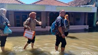 Meski sarana dan prasarana sekolah sangat terbatas, seluruh tenaga pendidik tetap berupaya hadir dan memberikan pelayanan pendidikan kepada para siswa.