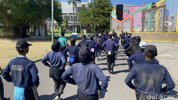 Personel Paskibra Parepare saat berlatih di Lapangan Andi Makkasau.