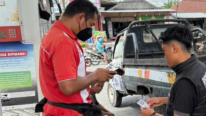 Personel Polres Kobar inspeksi ke SPBU-SPBU cek barcode untuk BBM subsidi