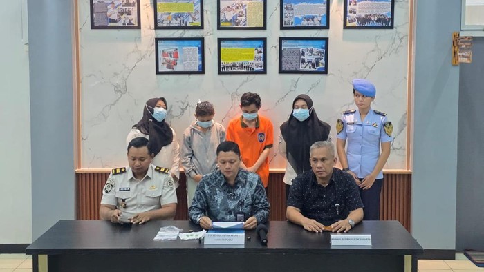 Petugas Rutan Salemba amankan wanita GG yang coba selundupkan 15 butir ekstasi. (dok.istimewa)