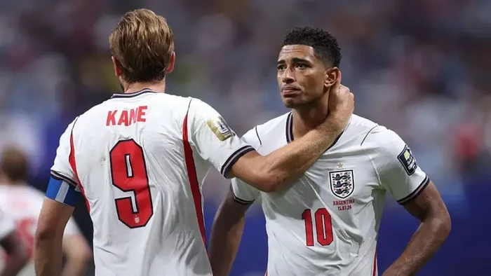 Harry Kane (kiri) berusaha menghibur Jude Bellingham (kanan) setelah laga semifinal melawan Argentina berakhir.