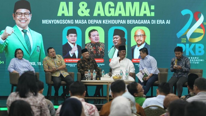 Sekjen DPP PKB M. Hasanuddin Wahid memberi sambutan sebelum diskusi bertema Ruang Temu AI dan Agama: Menyongsong Masa Depan Kehidupan Beragama di Era AI di Kantor DPP PKB, Jakarta, Rabu (15/7/2026). Diskusi yang merupakan rangkaian peringatan Harlah ke-28 PKB tersebut membahas tantangan dan peluang pemanfaatan kecerdasan artifisial (AI) dalam kehidupan masyarakat di era digital. Tampak hadir sejumlah narasumber antara lain Direktur Jenderal Ekosistem Digital Kementerian Komunikasi dan Digital (Komdigi) Edwin Hidayat Abdullah, Ketua Umum Kolaborasi Riset dan Inovasi Kecerdasan Artifisial (KORIKA) Hamman Riza, tokoh agama Gus Muwafiq, dan Anggota Komisi I DPR RI Fraksi PKB Oleh Soleh.