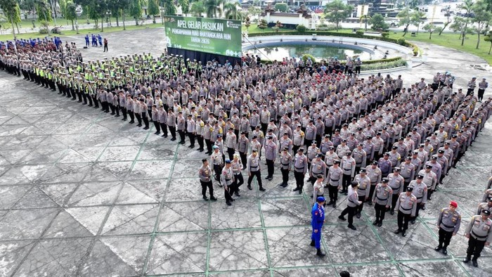 Polda Riau menggelar Apel Gelar Pasukan Pengamanan Riau Bhayangkara Run 2026. Apel dipimpin Karoops Polda Riau Kombes Ino H, di lapangan kantor Gubernur Riau, Kamis (16/7/2026) pagi.