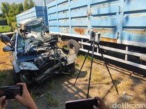 Polisi Olah TKP Laka Maut CR-V Tabrak Truk di KM 72 Tol Pandaan-Malang