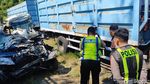 Polisi Olah TKP Laka Maut CR-V Tabrak Truk di KM 72 Tol Pandaan-Malang