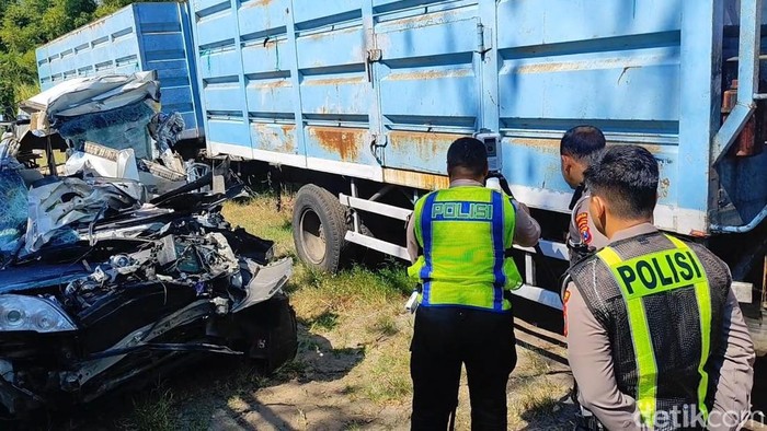 Polisi olah tempat kejadian perkara kecelakaan di  KM 72 Tol Pandaan-Malang