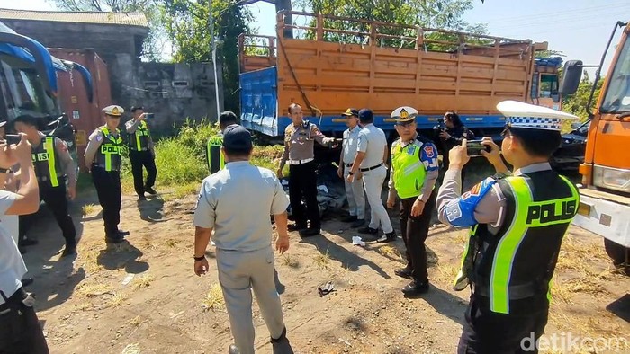 Polisi olah tempat kejadian perkara kecelakaan di  KM 72 Tol Pandaan-Malang