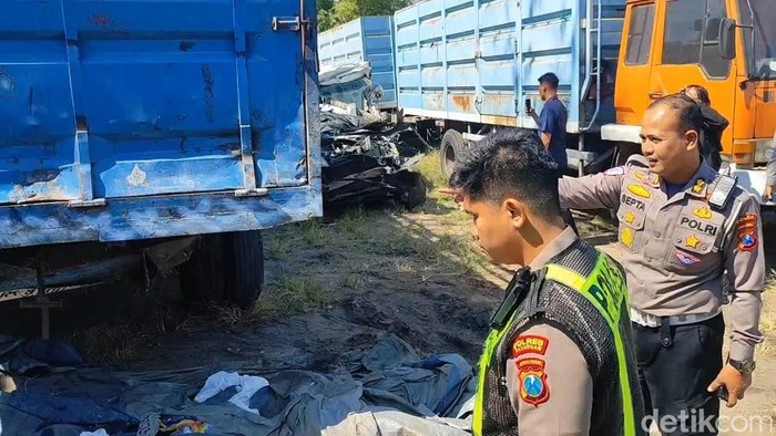 Polisi olah tempat kejadian perkara kecelakaan di  KM 72 Tol Pandaan-Malang