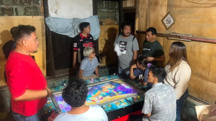 Polisi saat menggerebek lokasi perjudian. (Foto: dok. Polrestabes Medan)