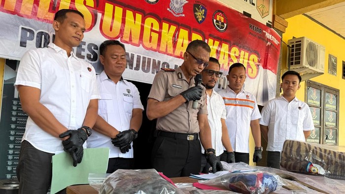 Polisi saat merilis kasus pembunuhan di Tanjab Timur, Jambi