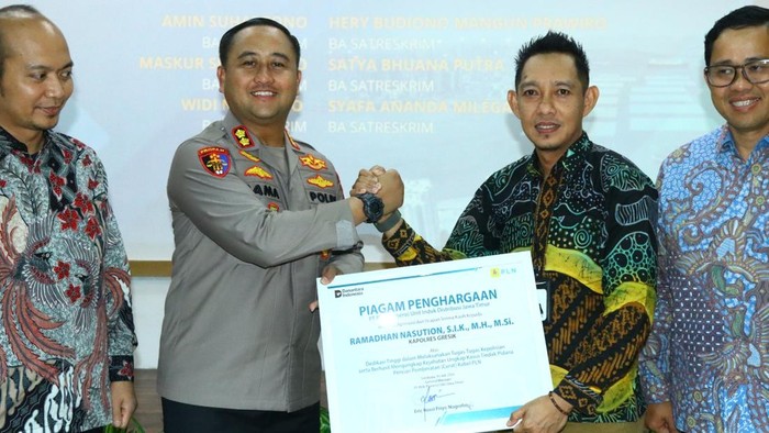 Polres Gresik menerima penghargaan dari PLN